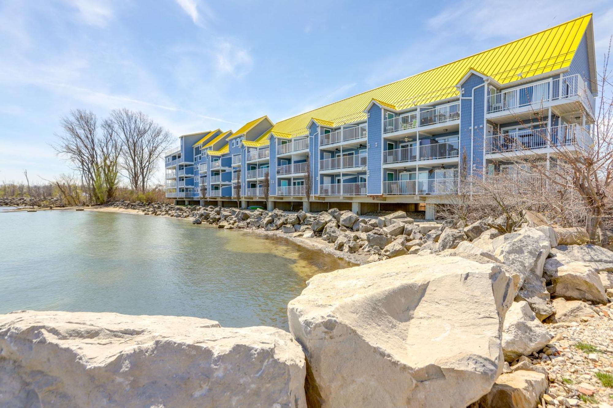 Cozy Lakefront Middle Bass Retreat With Balcony プットインベイ エクステリア 写真