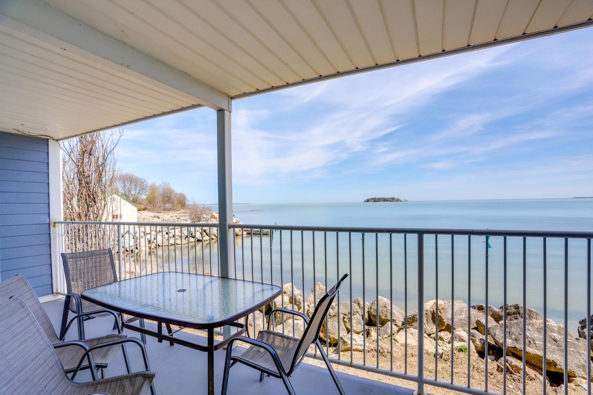 Cozy Lakefront Middle Bass Retreat With Balcony プットインベイ エクステリア 写真