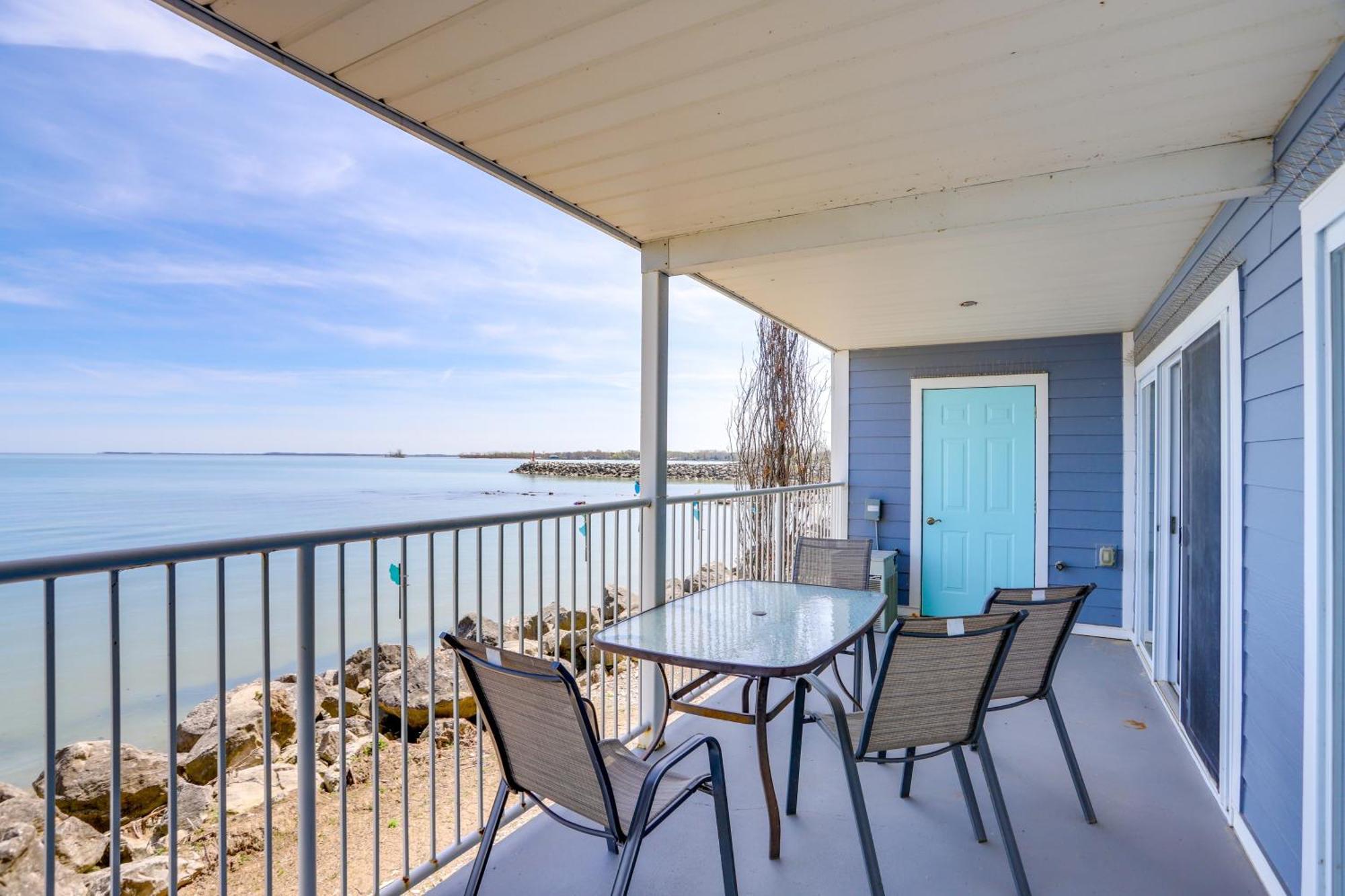 Cozy Lakefront Middle Bass Retreat With Balcony プットインベイ エクステリア 写真