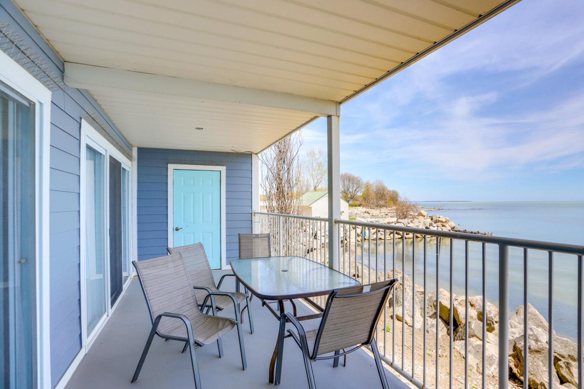 Cozy Lakefront Middle Bass Retreat With Balcony プットインベイ エクステリア 写真